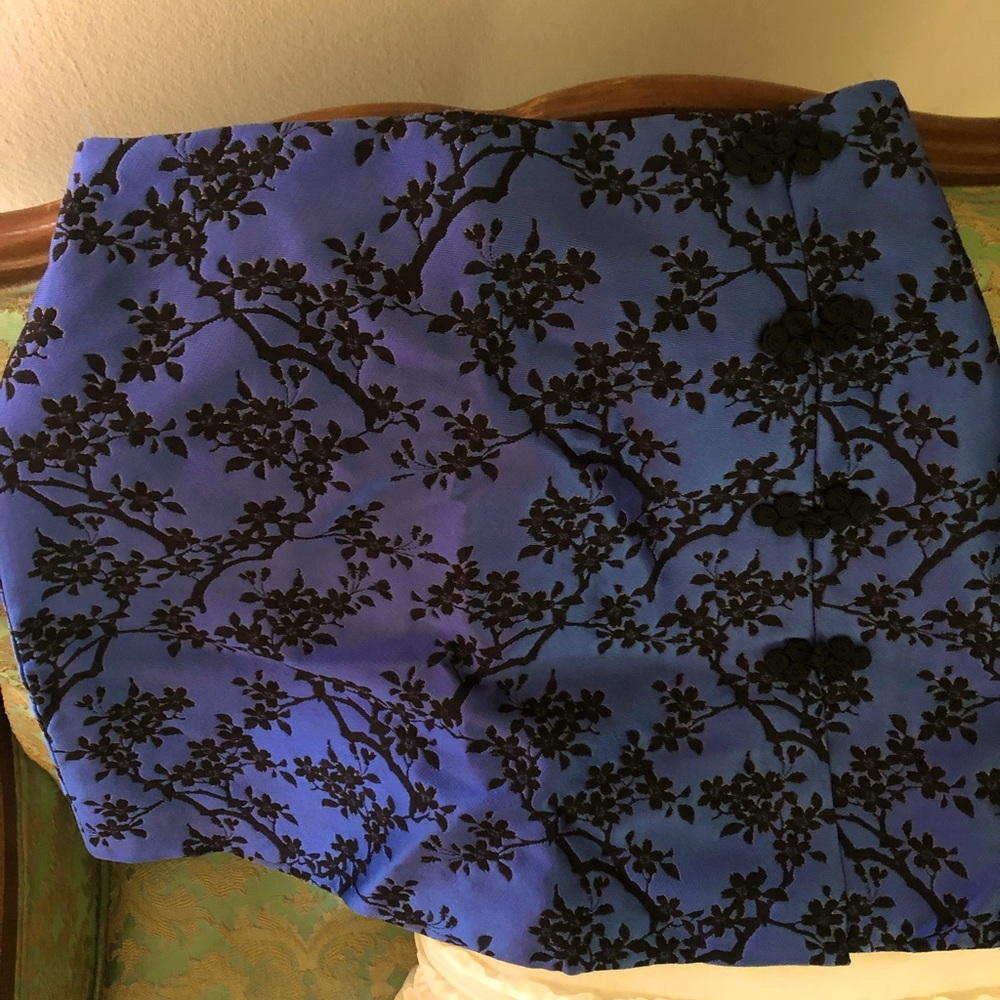 Zara brocade mini skirt with black accent closure. Full zip back. Size XS - Picture 4 of 5